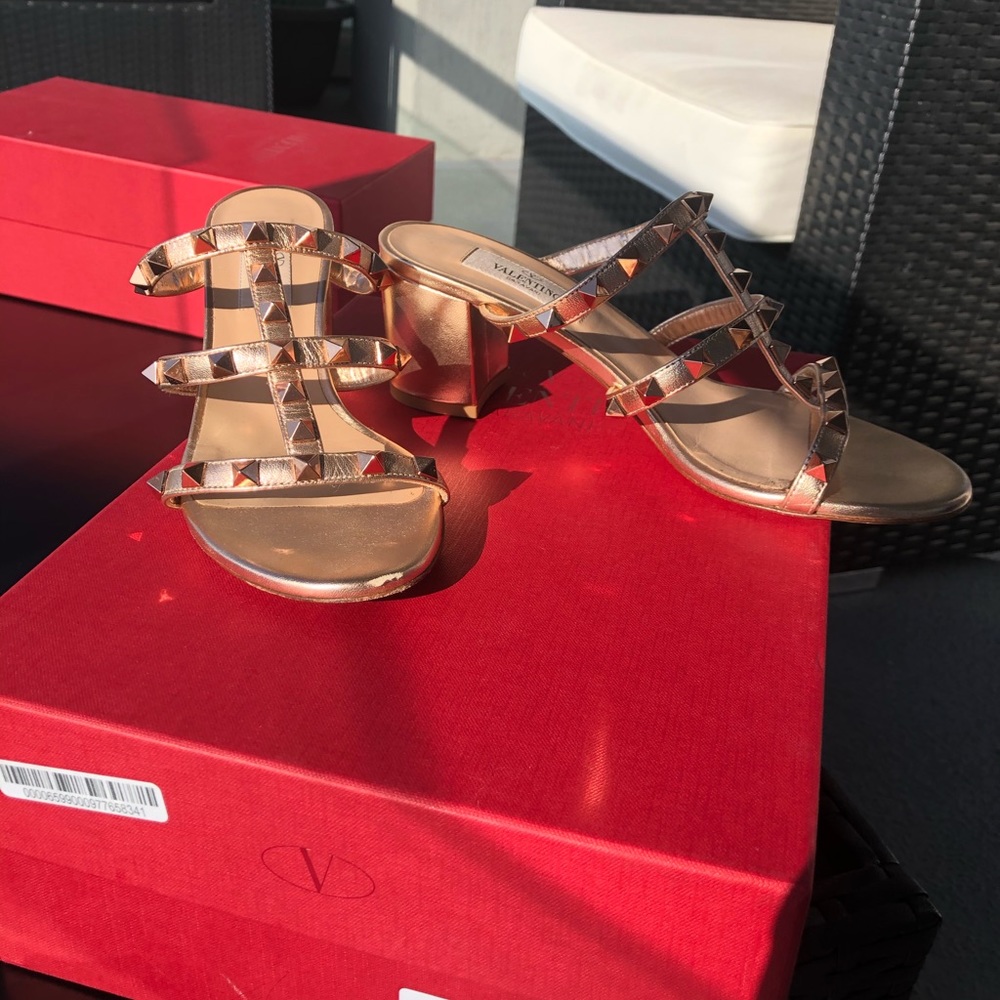 VALENTINO ROCK STUD MULES ROSE GOLD